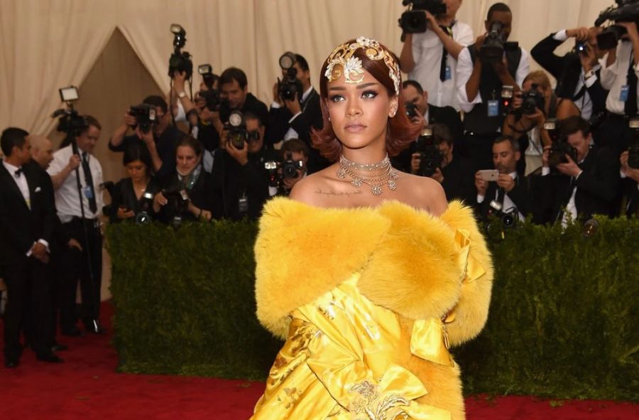 50.000 sati i 4 miliona dolara: Rijaninu “omlet-haljinu” sa Met Gale još niko nije uspio da nadmaši FOTO