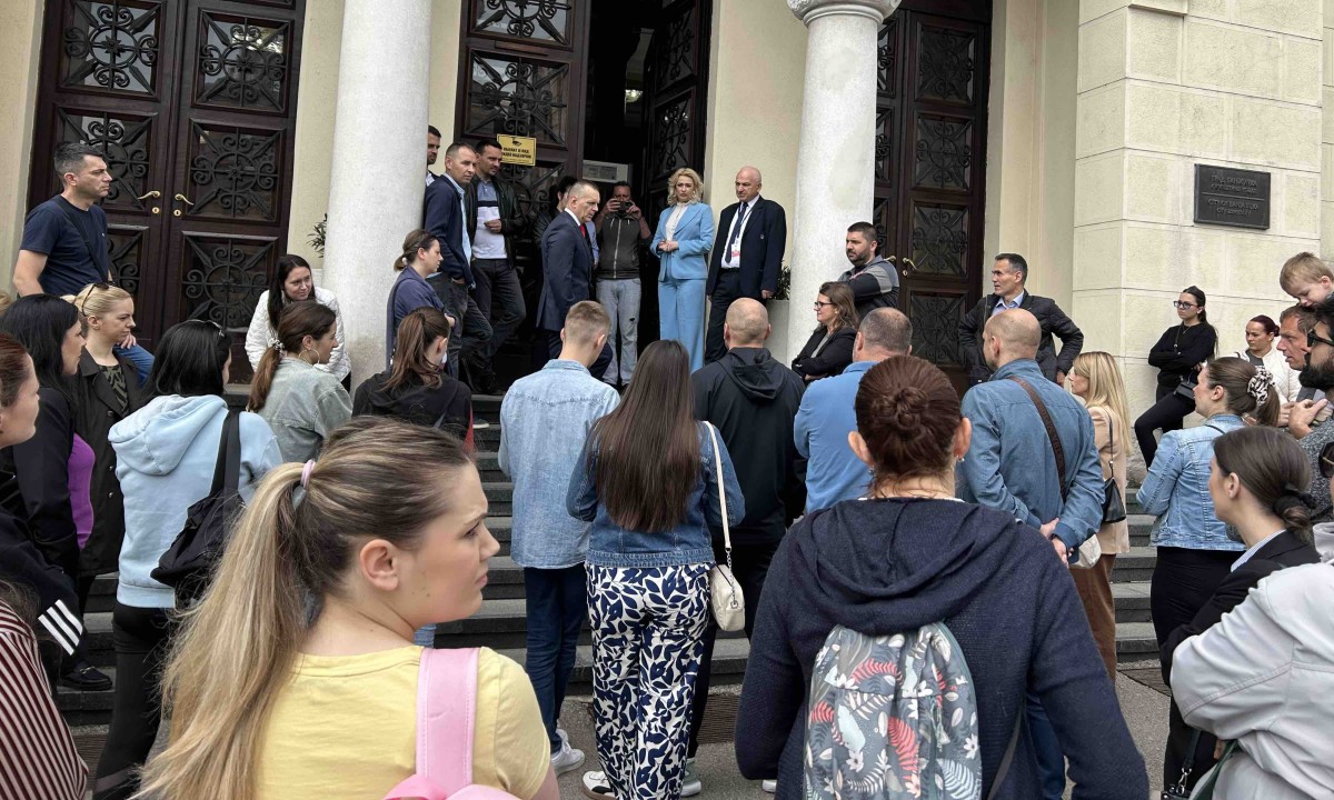 Zbog neisplaćenih subvencija: Nezadovoljni roditelji ponovo pred Gradskom upravom Banjaluka