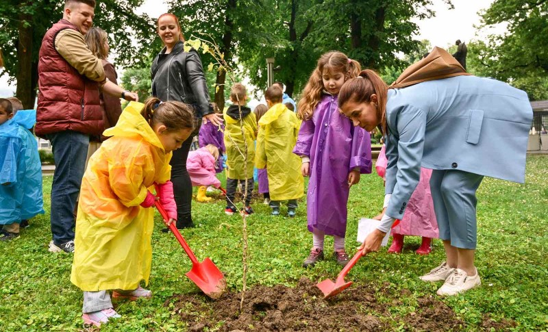 “Čisto lice grada”: Zasađene nove sadnice u parku, Banjaluka ih dobila na poklon FOTO