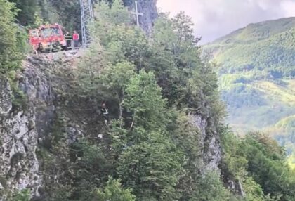 Nesvakidašnji događaj: Ispao iz vozila i 12 sati visio iznad ambisa, držao se za granje VIDEO