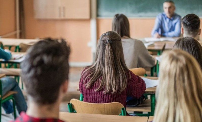 Učenici u strahu: Policija uhapsila tinejdžera, prijetio nožem u školi