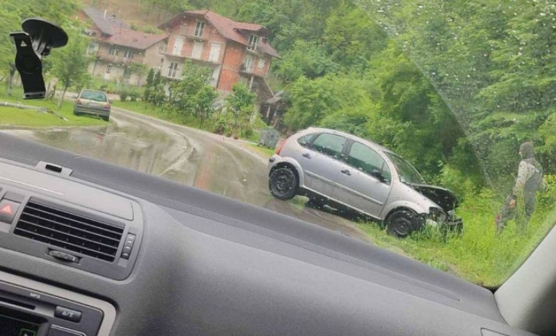 Nezgoda u banjalučkom naselju: Vozač “opel korse” sletio s puta i udario u stub