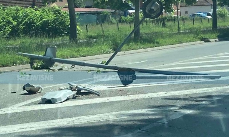 Apel vozačima da uspore: Stub ulične rasvjete pao na put u banjalučkom naselju
