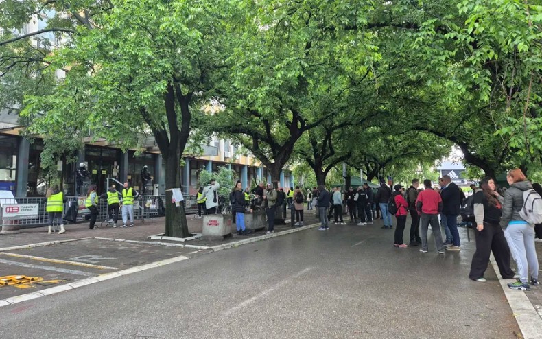 Studenti sklonili ogradu: Zaposleni poslije pet dana pušteni u zgradu suda u Novom Sadu