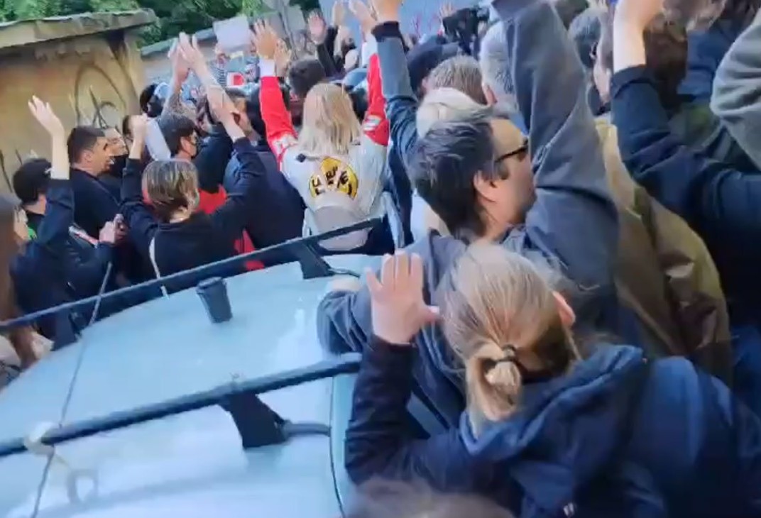 Blokiran sud u Novom Sadu: Guranje građana i policije, bačen i suzavac VIDEO