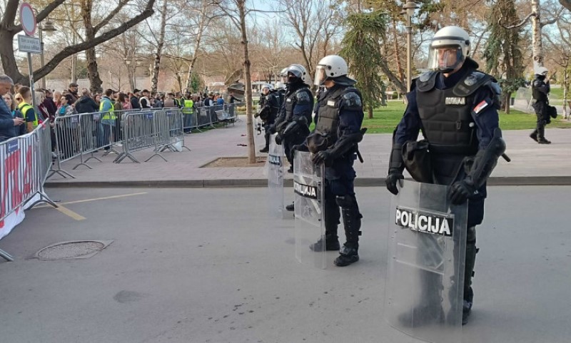 Studenti traže izbore, a Vučić bi da peče ćevape: “Aca Lukas jede supu, ja spremio kecelju” FOTO