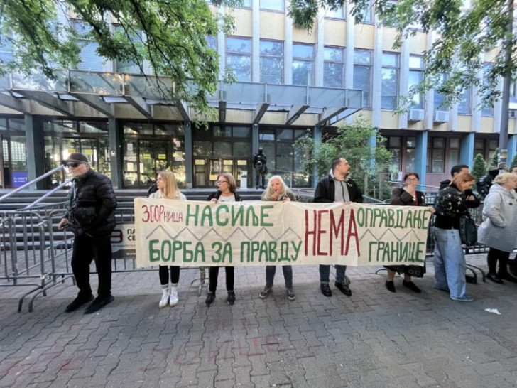 Studenti i opozicija blokirali sud u Novom Sadu: Prisutna i policija i Žandarmerija