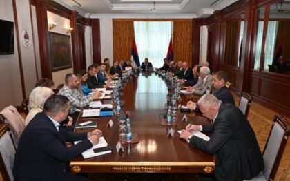 Višković, Minić i Karan sa upravom ‘Šuma’ predstavnicima drvoprerađivačkog sektora: Unaprijediti poslovanje