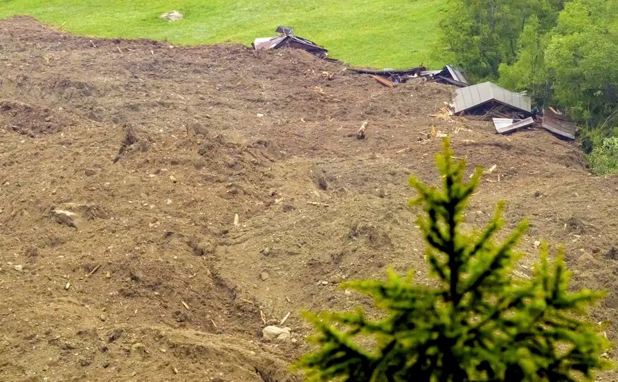 Urušio se dio glečera, djelimično uništeno švajcarsko selo