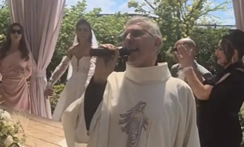 Nesvakidašnje! Sveštenik vjenčao mladence, pa zapjevao karaoke i zaigrao sa gostima VIDEO