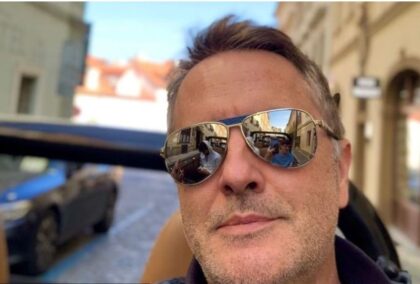 Voditelj žestoko odgovorio na zle komentare zbog žene: “Usvojio sam pastorka, na papiru je moj”