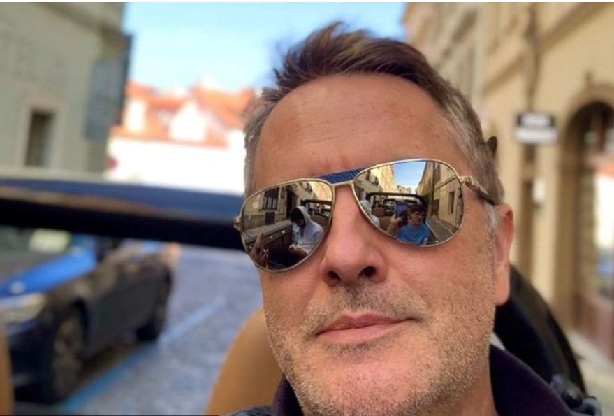 Voditelj žestoko odgovorio na zle komentare zbog žene: “Usvojio sam pastorka, na papiru je moj”