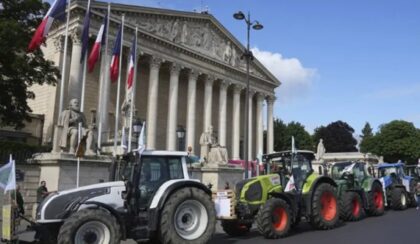 Farmeri dovezli traktore pred zgradu Narodne skupštine: “Ostajemo u pripravnosti”