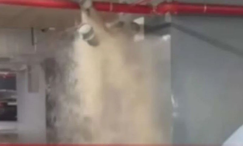 Haos u garaži tržnog centra: Nevrijeme i vodovodna cijev stvorili poplavu VIDEO