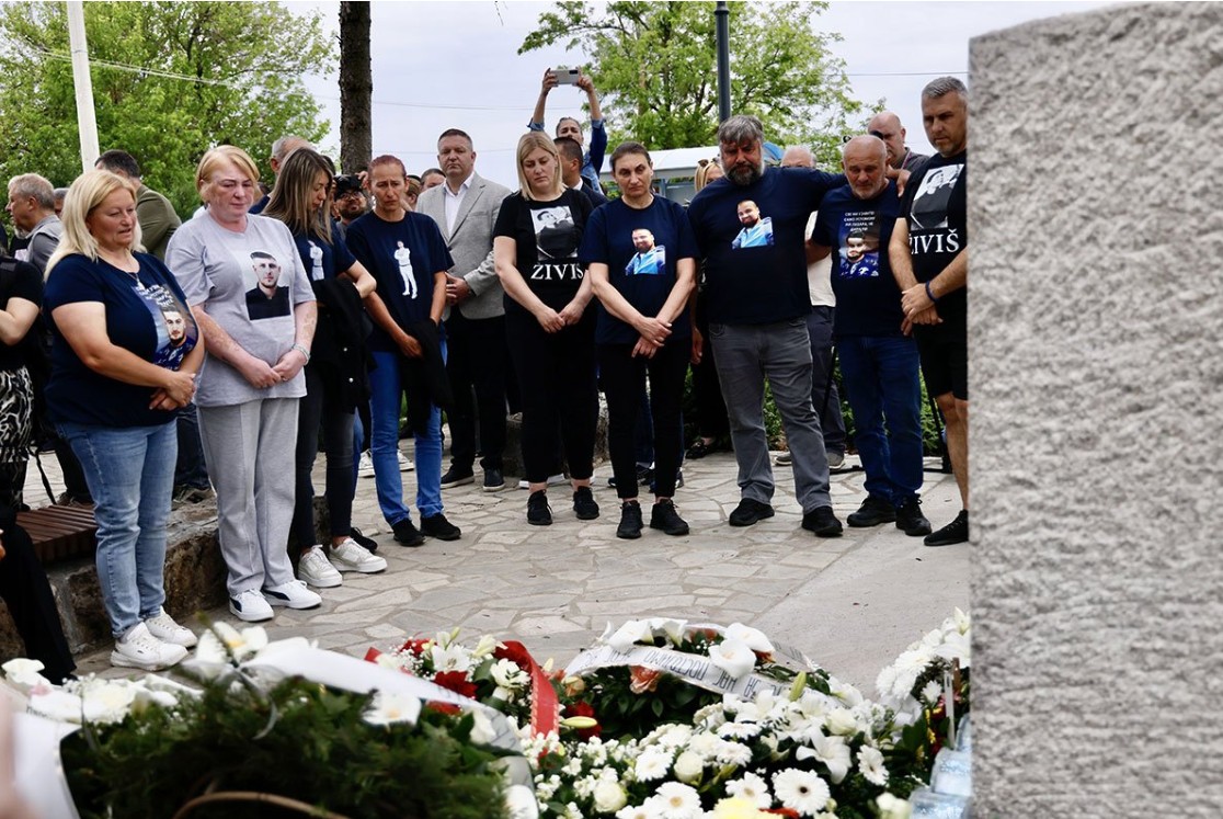 Muk i tuga u selima kod Mladenovca: Porodice položile cvijeće žrtvama Blažićevog zločina