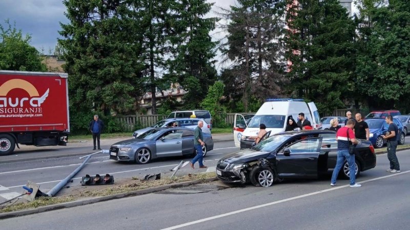 Krš i lom u ovom dijelu BiH: Automobilom se zabio u semafor, na terenu i Hitna FOTO