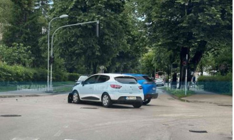 Vozači, oprezno i strpljivo! Sudar dva automobila u Banjaluci, stigla policija