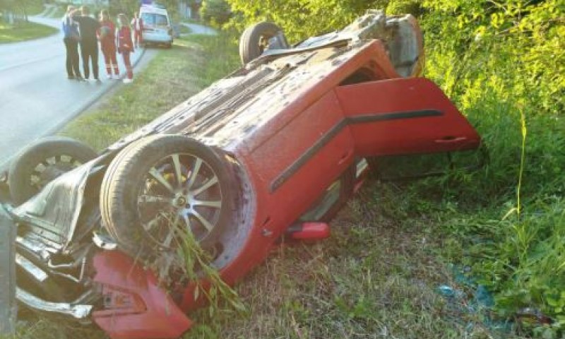 Od siline udara vozilu otpao točak: Udes u Banjaluci, automobil završio na krovu FOTO