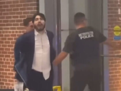 Ovo je terorista iz Vašingtona! Objavljen snimak kako ga privode dok viče: “Slobodna Palestina” VIDEO