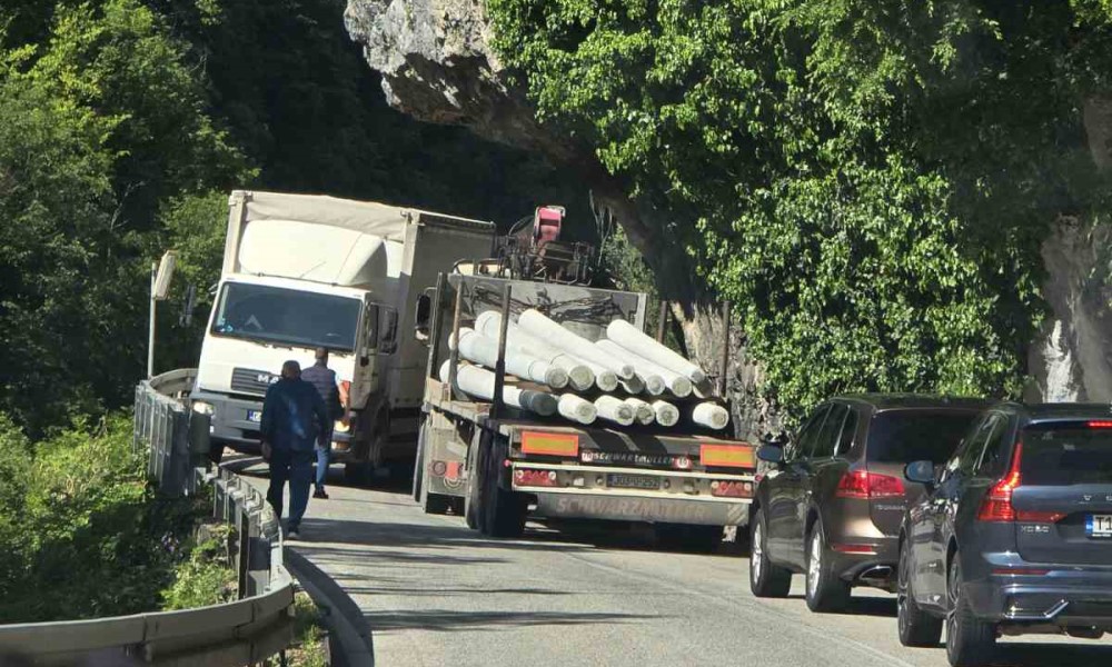 Saobraćaj totalno obustavljen: Sudar dva kamiona u konjonu Tijesno