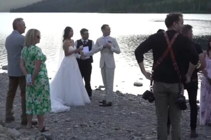 Jezivo zapomaganje prekinulo vjenčanje iz snova: Mladencima se krv sledila kada su vidjeli scenu na jezeru VIDEO