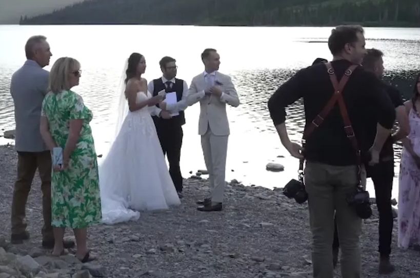 Jezivo zapomaganje prekinulo vjenčanje iz snova: Mladencima se krv sledila kada su vidjeli scenu na jezeru VIDEO