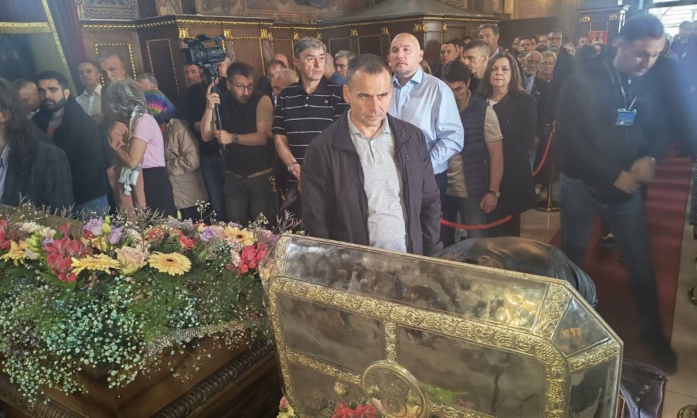 Donesena iz manastira Mileševa: Vjernici u redu čekaju da cjelivaju ruku Svetog Save FOTO