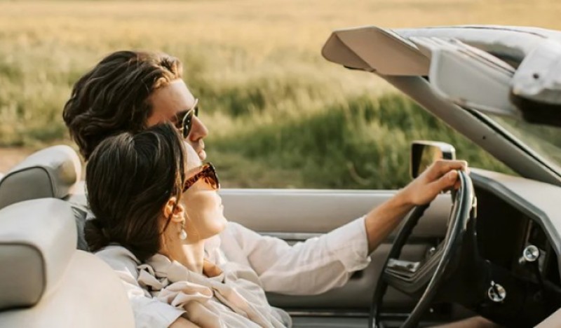 Pitanje izazvalo buru na mrežema: Ko sjedi naprijed tokom vožnje, majka ili supruga?