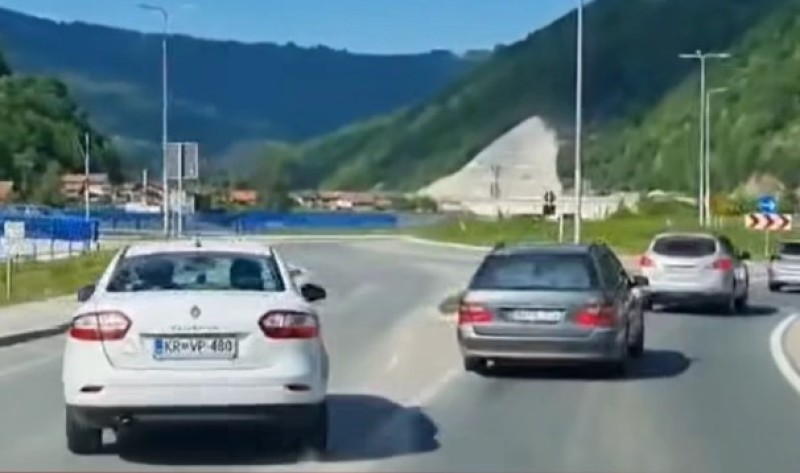 Idiotizam – ni manje ni više nego u BiH: Kolonu prestizao u kružnom toku VIDEO