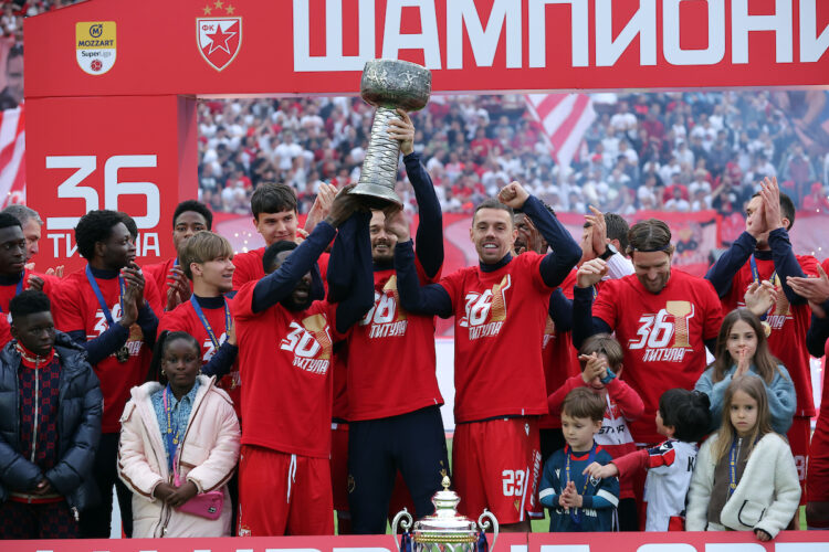 Fudbalerima Crvene zvezde uručen pehar namijenjen šampionu Srbije