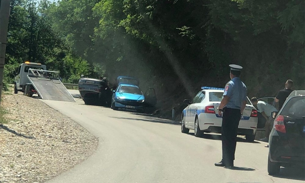 Teška saobraćajna nesreća: Automobil završio na krovu FOTO