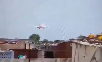 Strahuje se da nema preživjelih: Stravičan snimak pada aviona u Indiji VIDEO