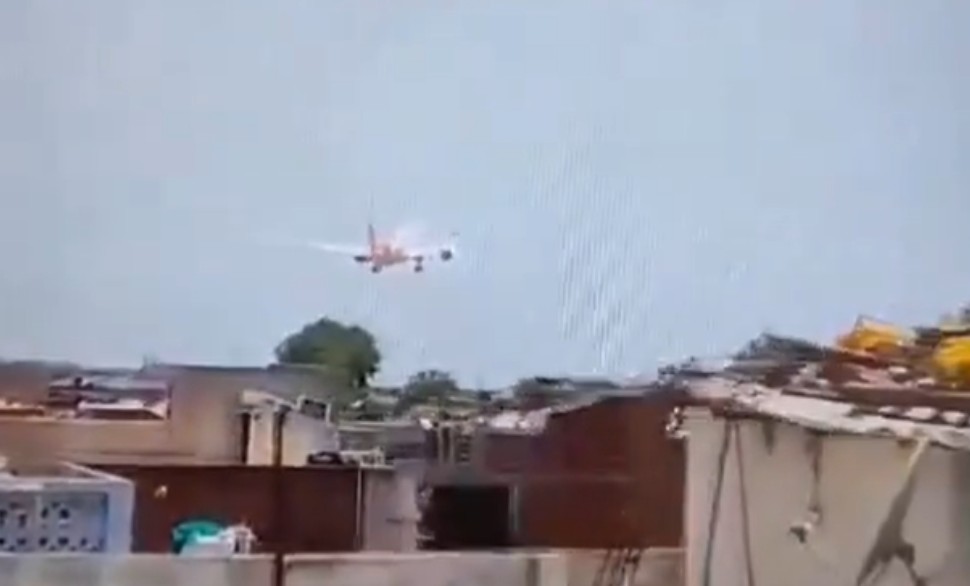 Strahuje se da nema preživjelih: Stravičan snimak pada aviona u Indiji VIDEO