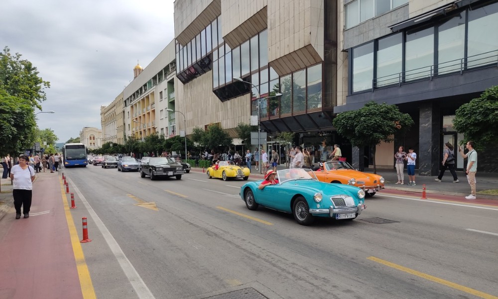 Centar grada u posebnom izdanju: Oldtajmeri privlače pogled Banjalučana FOTO/VIDEO