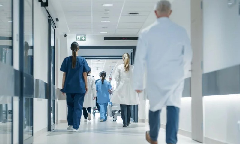 Napad iza ponoći! Pretučeni maloljetnik završio u bolnici, nasilnik uhapšen