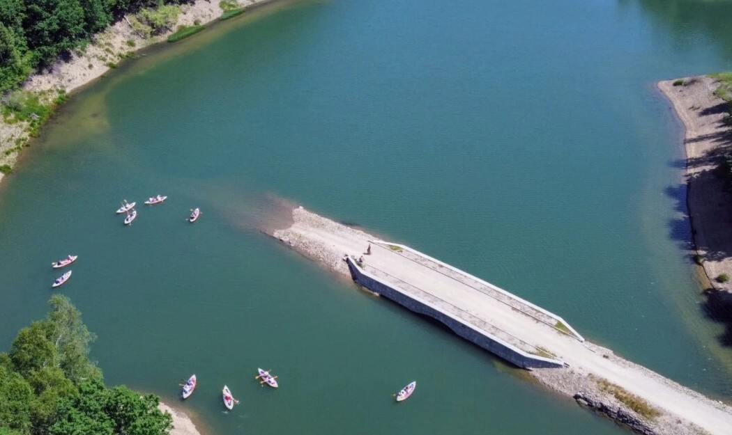 Prekrasan prizor u Gorskom kotaru: Most star 200 godina izronio iz jezera