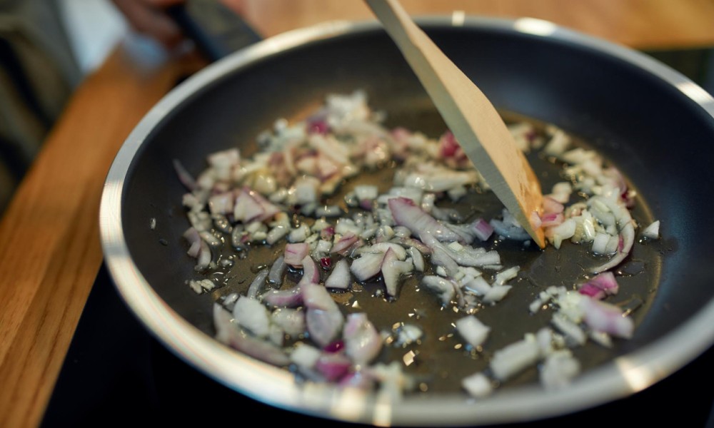 Dinstanje luka: Dodajte kap ove tečnosti dok pržite i neće vas nadimati