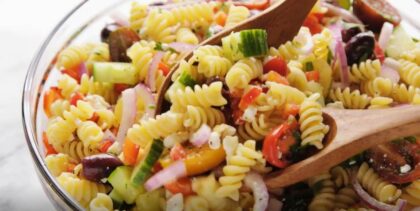 Pravi ljetnji obrok: Grčka pasta sa feta sirom, čeri paradajzom i krastavcem