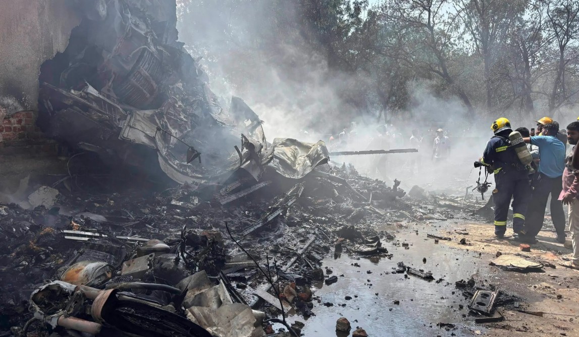 Strahuje se za živote 242 putnika: Bivši premijer bio u avionu koji se srušio u Indiji