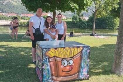 Djevojčica velikog srca: Jovana otvorila štand s pomfritom da pomogne ocu