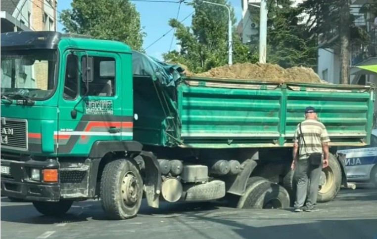 Popustio pod pritiskom: Kamion propao kroz asfalt VIDEO