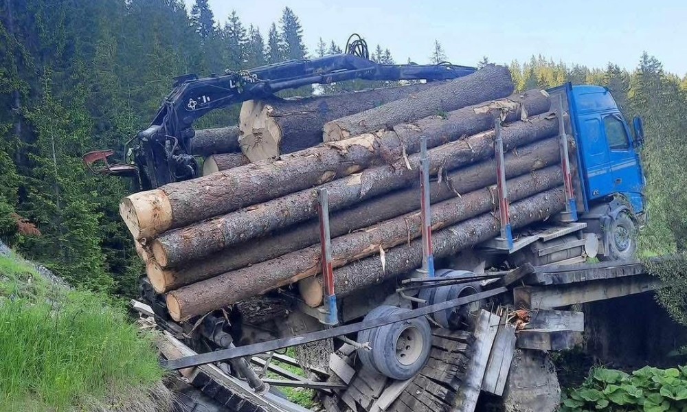 Pukla konstrukcija: Kamion natovaren balvanima srušio most na Vlašiću