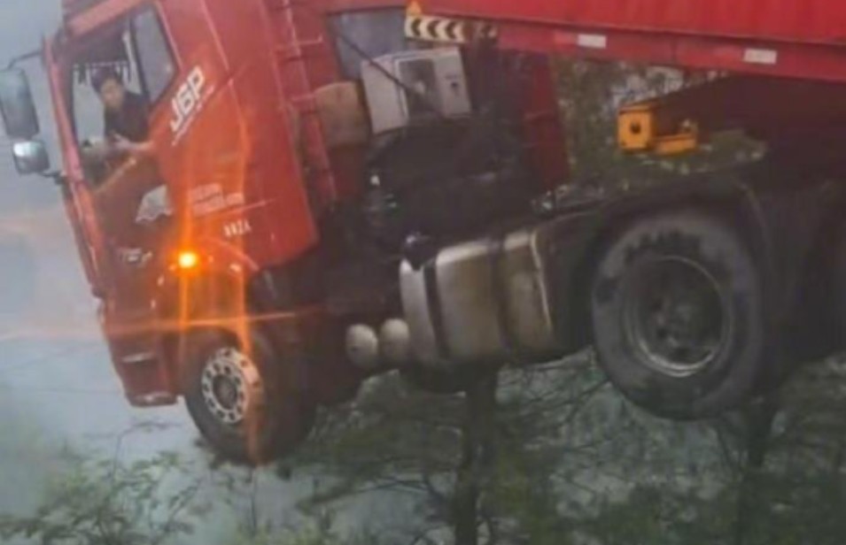 Poplave uništile saobraćajnice: Vozila pod vodom, kamion visi preko ruba VIDEO
