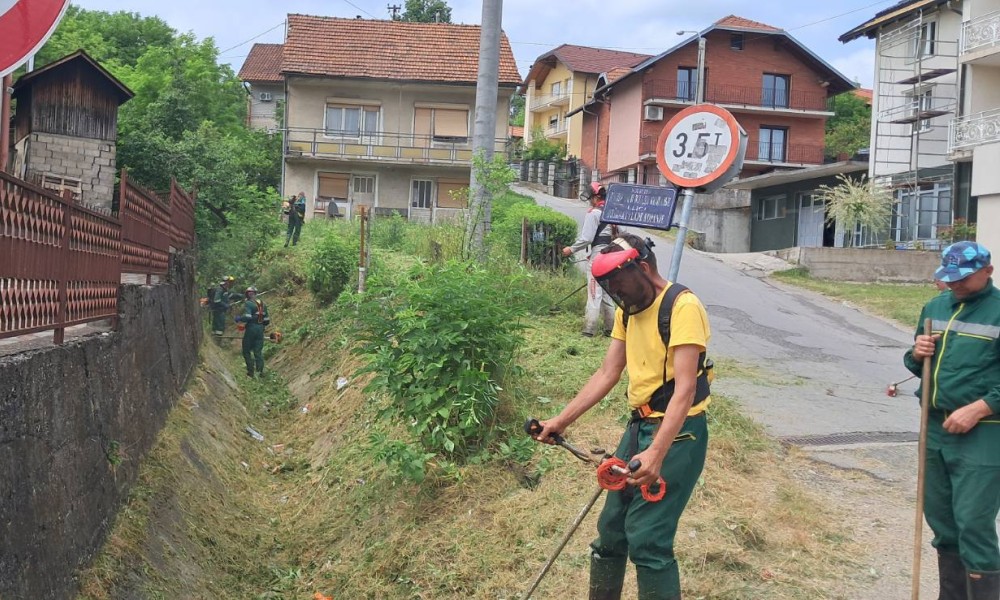 Sređuju se zelene površine: Akcija košenja na više lokacija u Banjaluci