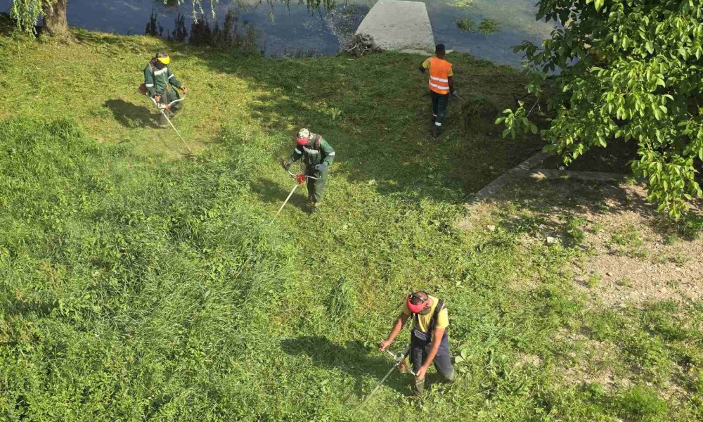 Uređenje zelenih površina: Nastavljene aktivnosti košenja u Banjaluci