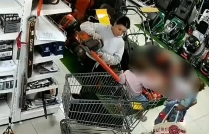 Sakrila ispod jakne: Žena sa kojom je bilo troje djece ukrala motorku