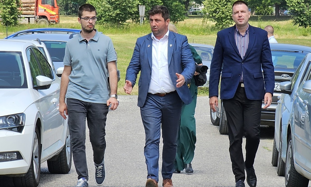 Pruža podršku Miličeviću: Petrović stigao pred kuću lidera SDS-a u Tesliću VIDEO
