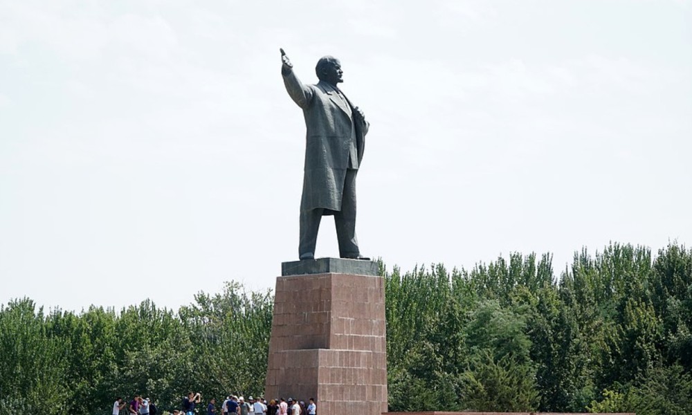 Oboren na cestu: Uklonjen najviši spomenik Lenjinu