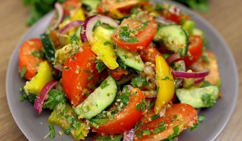 Vitaminska bomba: Ljetna salata sa dresingom od oraha