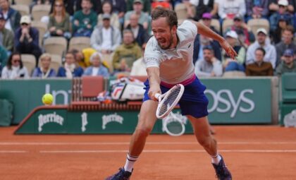 Opelka srušio Rusa: Novi bolan šamar za Medvedeva